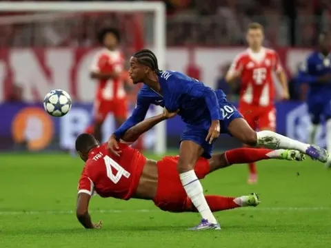 HLV Chelsea: 'Chắc phải thấy máu thì trọng tài mới rút thẻ đỏ'