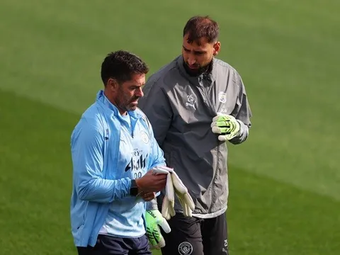 Schmeichel khuyên Donnarumma: "Hãy đến MU, cậu đang ở nhầm CLB"