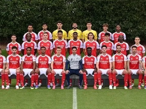 Arsenal công bố ảnh đội hình mới, hé lộ tình hình chấn thương