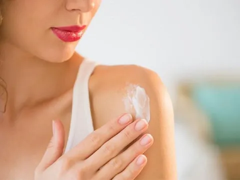 4 thói quen khi tắm khiến da khô ráp mà bạn nên tránh