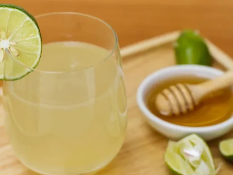 Uống nước chanh ấm trước hay sau bữa sáng mới đúng?