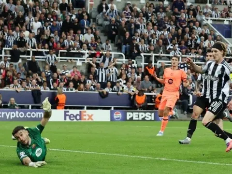 Anthony Gordon không 'mặc vừa' áo số 9 ở Newcastle