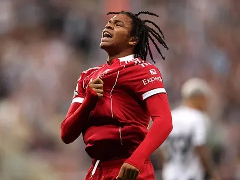 Thần đồng Liverpool chờ tin vui trước derby Merseyside