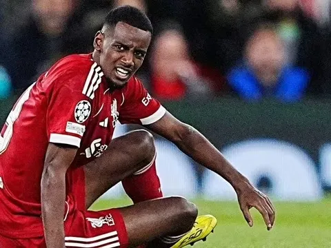 Không phí phòng thay đồ Liverpool sau thương vụ Isak