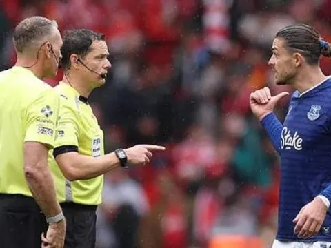 Grealish căng thẳng với trọng tài sau thất bại, Pickford vào cuộc can ngăn