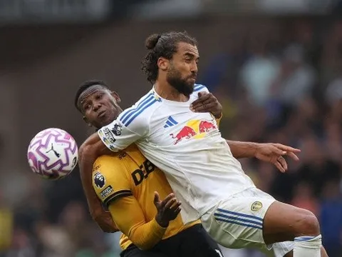 Calvert-Lewin giúp Leeds ngược dòng, Wolves chưa có điểm nào mùa này