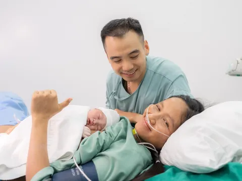 H'Hen Niê chính thức sinh con đầu lòng, công khai luôn giao diện em bé khiến netizen ngỡ ngàng