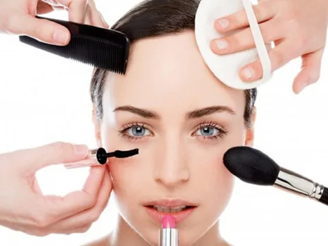Trang điểm cho da mụn: làm sao vừa đẹp vừa không gây bí da?