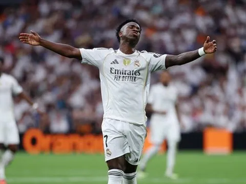 Vinicius ném chai nước xuống đường biên khi bị Xabi thay ra