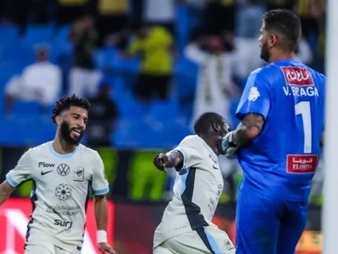 Kante ghi bàn quyết định, Al-Ittihad bám sát Al-Nassr