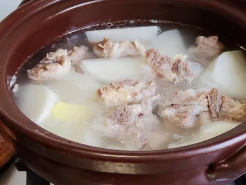 Hầm xương nhớ thêm thứ này, nước trong veo, ngọt thơm