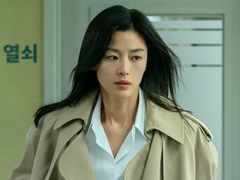 "Mợ chảnh" Jun Ji Hyun bật mí tuyệt chiêu sở hữu vòng eo phẳng lì và vóc dáng săn chắc