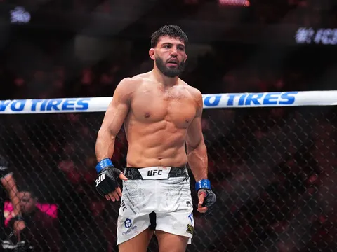 Sức mạnh áp đảo của Arman Tsarukyan: Cựu vương UFC Benson Henderson bất tỉnh trên sàn đấu grappling