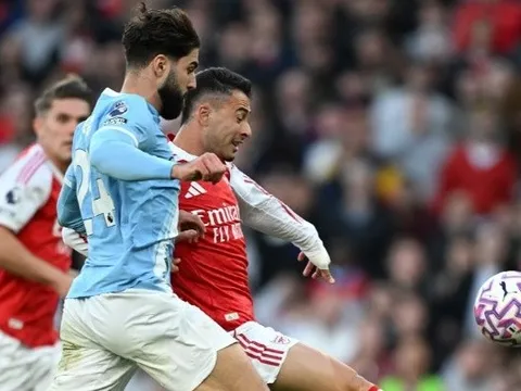 Neville nêu hạn chế nơi Pep, Liverpool là đội hưởng lợi từ trận hòa của Arsenal