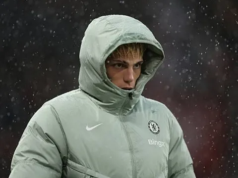 Anh trai Garnacho gây tranh cãi khi phản ứng với fan Man Utd