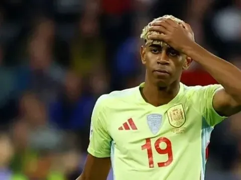Thái độ với Ronaldo khiến Yamal mất Quả bóng vàng 2025?