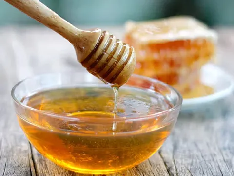 3 cách pha nước mật ong uống vào buổi tối trước khi ngủ giúp da đẹp, eo thon