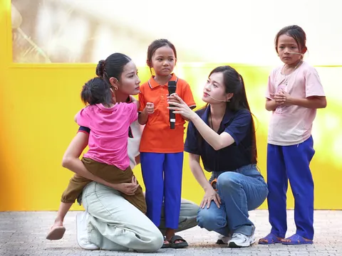 Mái ấm gia đình Việt: Hoàng Thùy bật khóc khi bé gái mất mẹ ôm chặt mình không rời