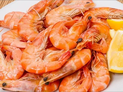 Đừng luộc tôm bằng nước, đầu bếp bật mí bí quyết giúp tôm ngọt thịt, thơm ngon, không hề tanh