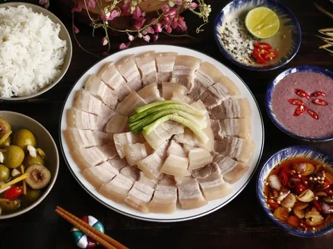 Luộc thịt dùng nước sôi hay nước lạnh? Đây mới là cách để thịt chín đều, mọng nước