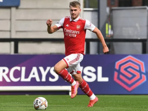 Người cũ Arsenal hôn mê sau chấn thương nghiêm trọng
