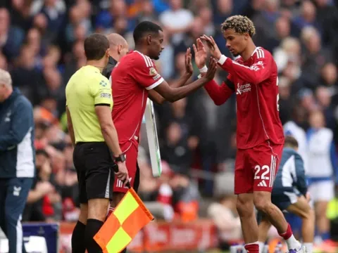 Ekitike vượt mặt Isak để giành suất đá chính ở Liverpool