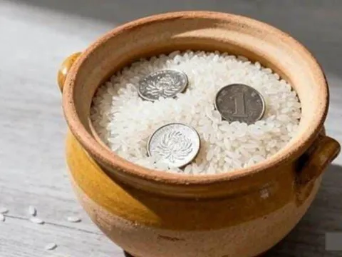 Hũ gạo trong nhà đặt đúng vị trí này, gia chủ tiền vào như nước