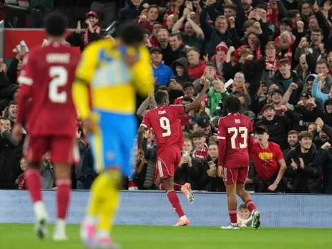 Isak - Ekitike nổ súng, Liverpool đánh bại Southampton ở Carabao Cup