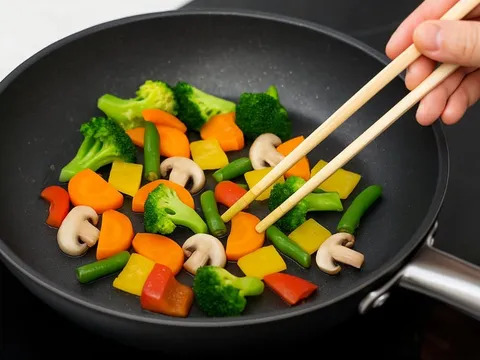 5 loại rau tưởng “lành” nhưng hút dầu như bọt biển: Nấu sai là tăng cả núi calo
