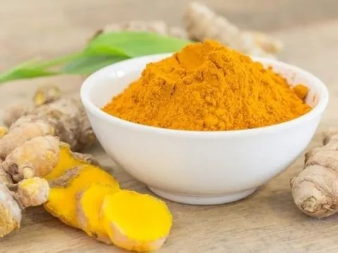 Nghệ kết hợp cùng loại nguyên liệu này giúp đánh bay mụn và hỗ trợ lấy lại làn da láng mịn