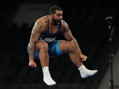Gable Steveson: Bỏ qua UFC, nhà vô địch Olympic bất ngờ thượng đài 'Dirty Boxing'
