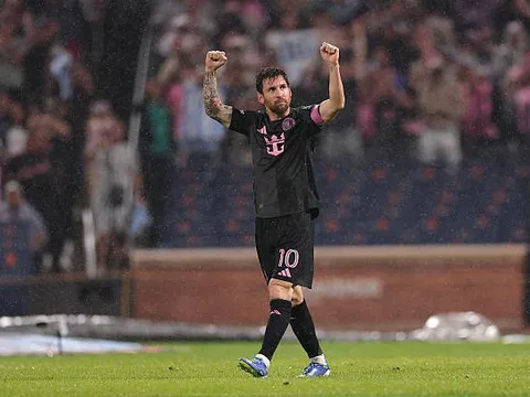 Phản ứng của Mascherano khi Messi nhường Suarez đá phạt đền