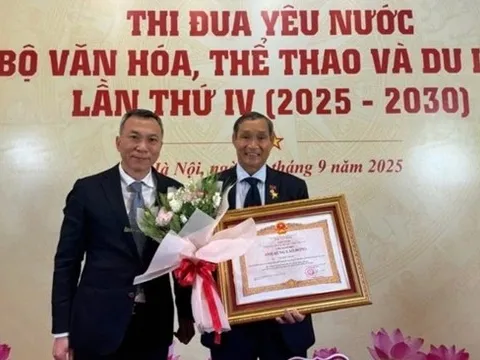 HLV Mai Đức Chung nhận danh hiệu Anh hùng Lao động