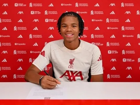 CHÍNH THỨC! Thần đồng Rio Ngumoha ký hợp đồng chuyên nghiệp đầu tiên với Liverpool