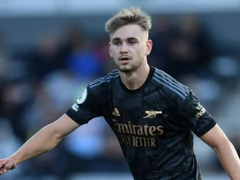 Cựu cầu thủ Arsenal chấn thương, Chichester City hoãn trận