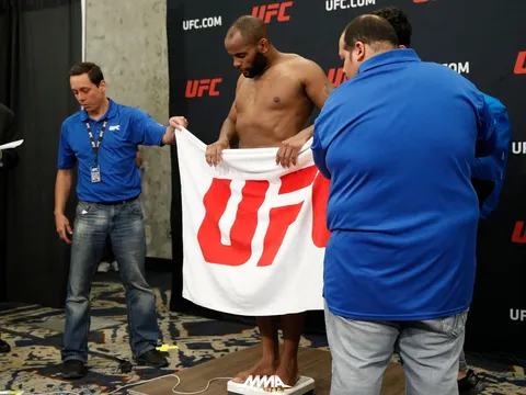 Daniel Cormier hé lộ 'thủ phạm' đằng sau scandal 'chiếc khăn tắm' tại UFC 210: Luke Rockhold