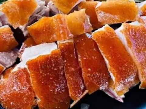 Suýt mất mạng vì ăn thịt lợn sai cách: Bác sĩ hút gần 2 lít ‘dầu’ ra khỏi máu bệnh nhân