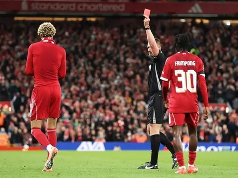Ekitike thoát án phạt từ Liverpool sau thẻ đỏ ngớ ngẩn
