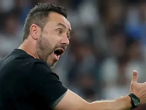 De Zerbi phản ứng với án treo giò sau trận gặp PSG