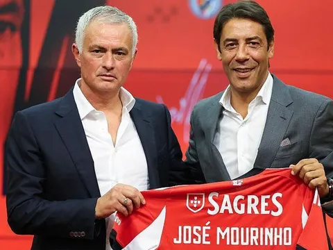 CĐV Chelsea phản ứng khi giá vé ở trận tái ngộ Mourinho tăng cao