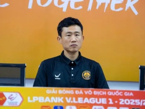 Cựu trợ lý HLV Kim Sang-sik nguy cơ "bay ghế" sau trận thắng của Hà Nội
