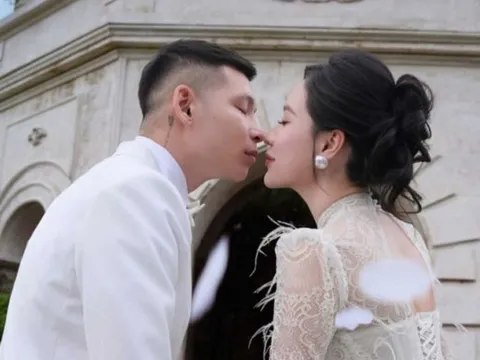 Cựu sao U23 Việt Nam lên xe hoa với "nửa kia" xinh đẹp