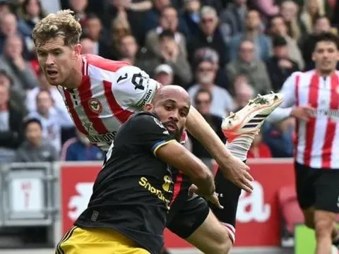 Collins thoát thẻ đỏ gây tranh cãi, Fernandes đá hỏng penalty