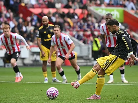 Bruno Fernandes sút hỏng penalty, Man United gục ngã trước Brentford