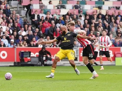 PGMOL giải thích vì sao Collins thoát thẻ đỏ trước Man Utd