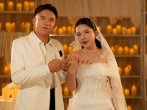 Tài năng tuyển Việt Nam hé lộ ảnh cưới với "cô chủ tiệm vàng"