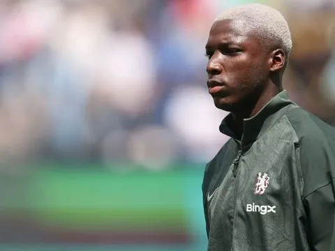 Moises Caicedo mất kiểm soát, Chelsea đối mặt án phạt nặng