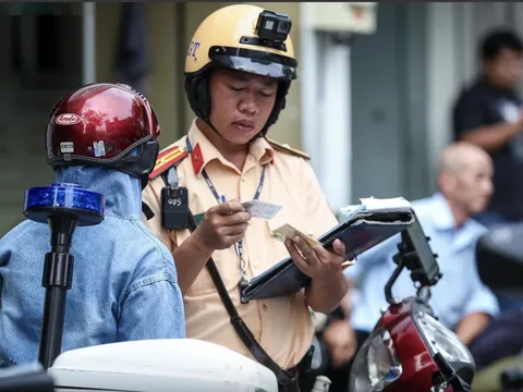 Từ tháng 10/2025: Vợ chồng đi xe của nhau có bị CSGT phạt 1 triệu, tịch thu phương tiện?