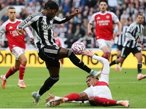 Tại sao Arsenal không bị thổi phạt đền khi Gabriel để bóng chạm tay?