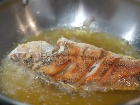 Mẹo rán cá vàng giòn, không sát chảo